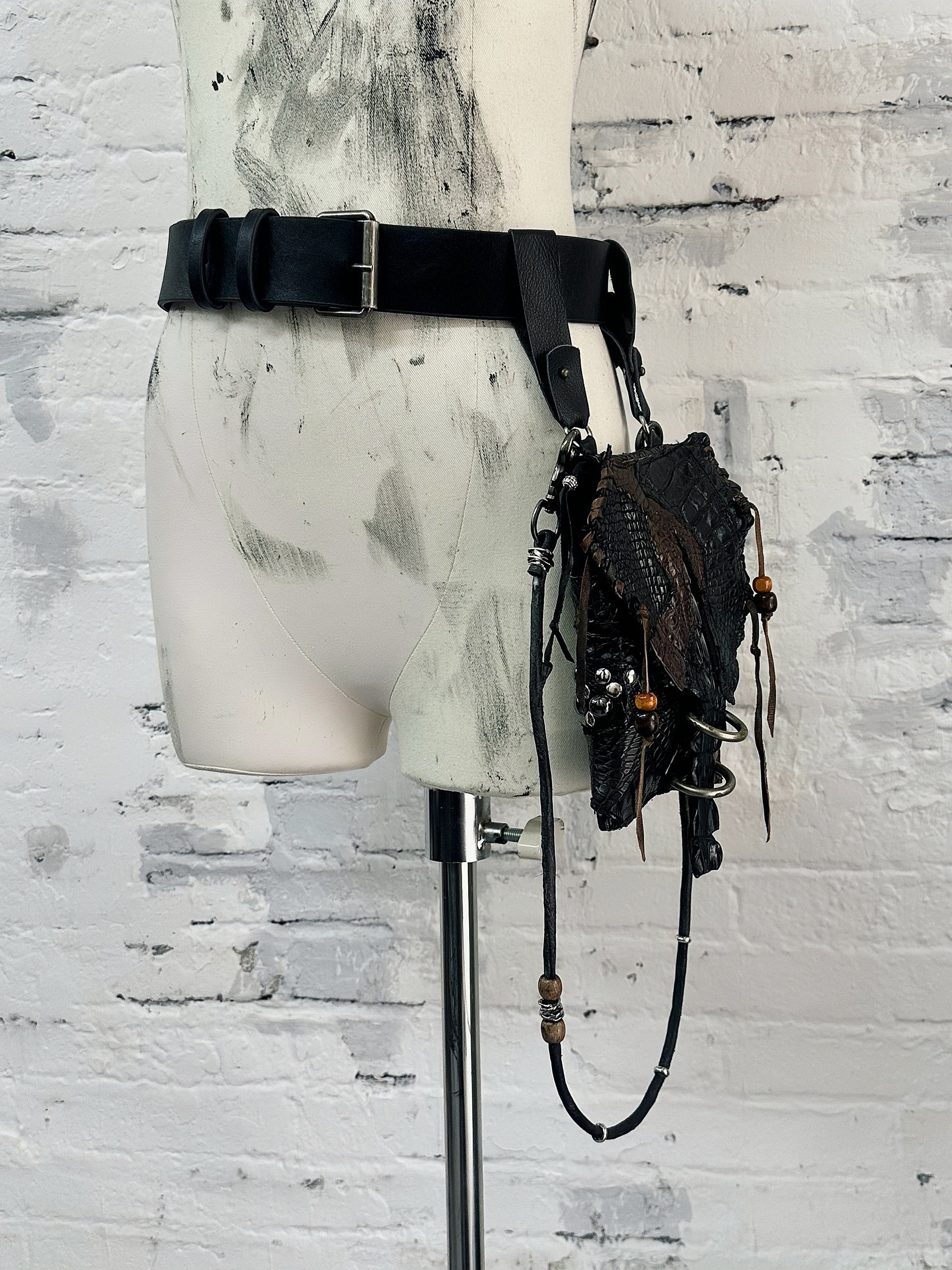 H05-Nomad Relic Pouch